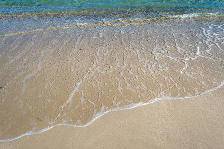 夏日阳光明媚的海滩上海水泡沫