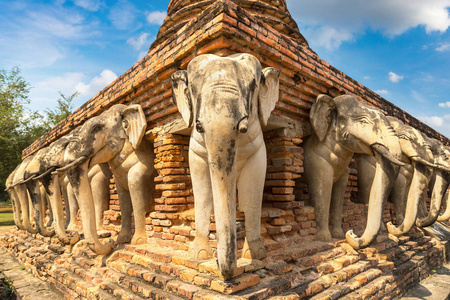 Sorasak 寺 大象寺 在泰国可泰历史公园, 在夏季的一天