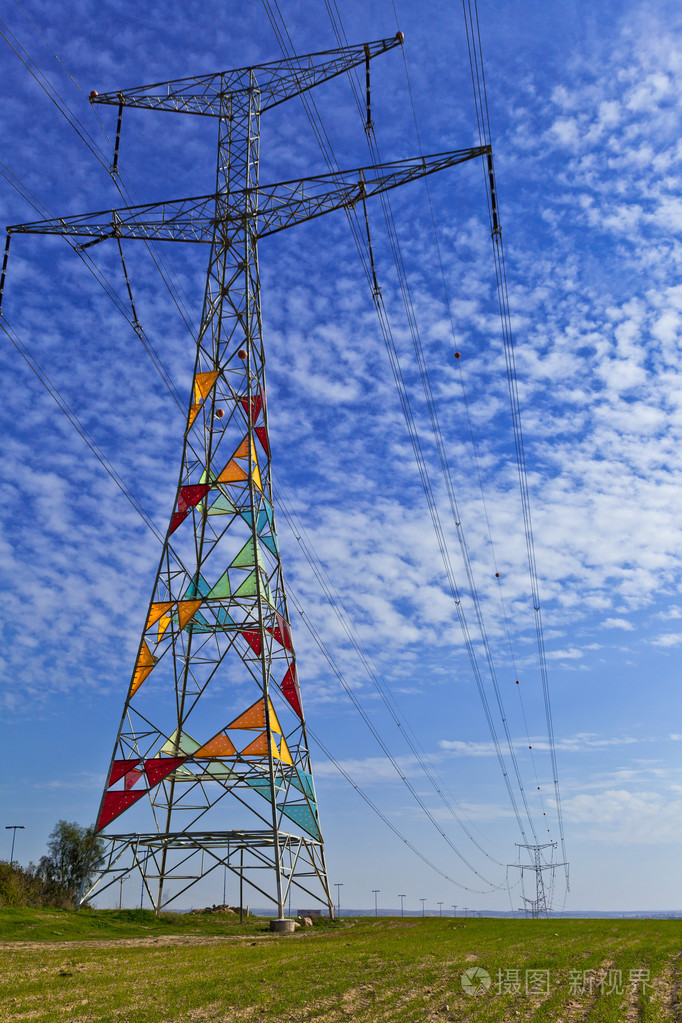高压电线杆站在一个字段