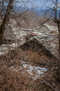 希腊 Zagorohoria 山村的美丽冬季景观