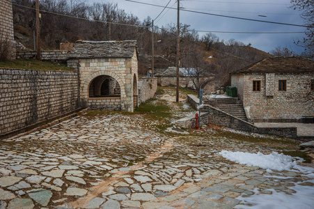 希腊 Zagorohoria 山村的美丽冬季景观