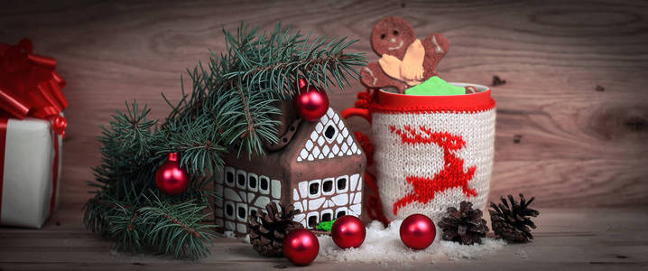 圣诞杯和姜饼房子和圣诞球