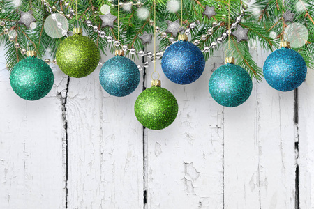 圣诞节装饰在木背景。圣诞球