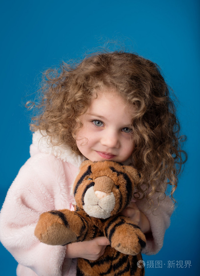 幸福的微笑笑孩子女孩卷发