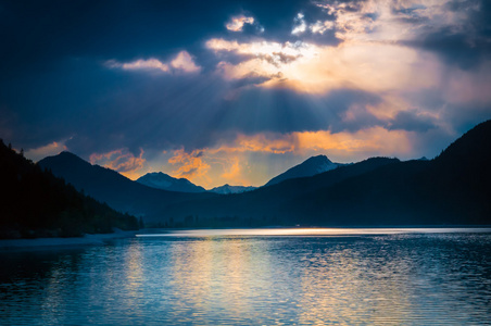 神秘的心情，在奥地利湖与云阳光的照耀