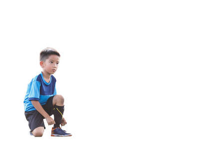 年轻的亚洲足球运动员在蓝色球衣绑他的鞋带之间的竞争, 孤立的白色背景