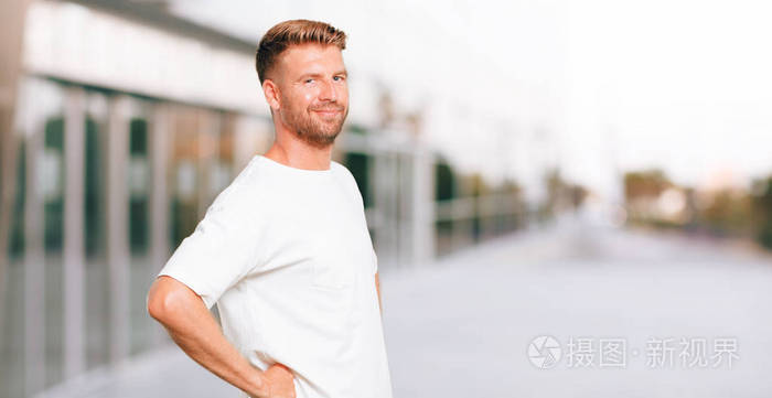 叉腰的双臂摆出一抹宽广的微笑.侧面或侧面视图