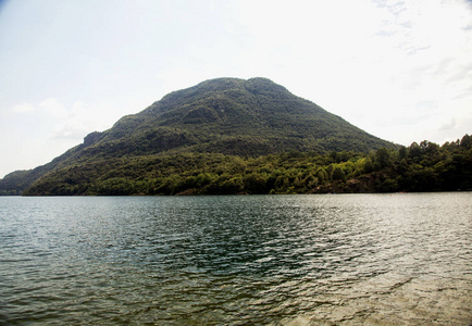 湖与山在后面, 水平图象