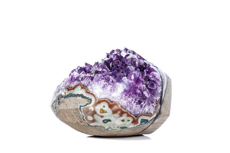 紫水晶晶簇白色背景上的宏观矿物特写