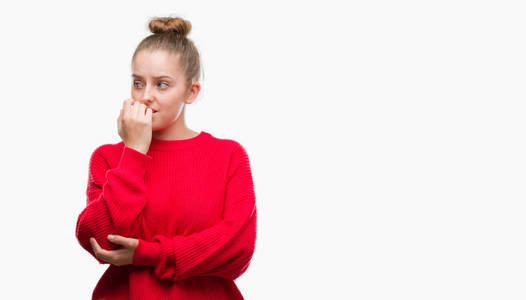 神情紧张, 手上叼着钉子, 感到忐忑不安