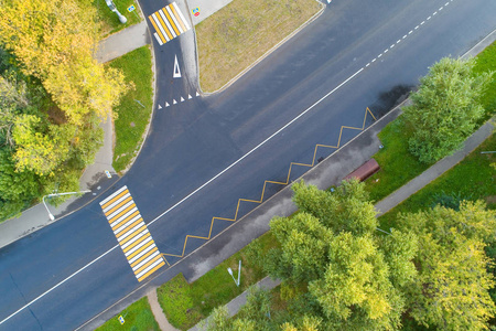 从上面的道路和道路标记的看法。空中摄影