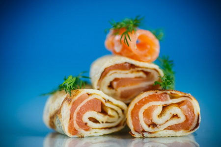 与红色咸鱼的薄煎饼卷照片