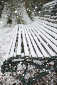 英国农村冰雪覆盖的冬季景观与公园长椅