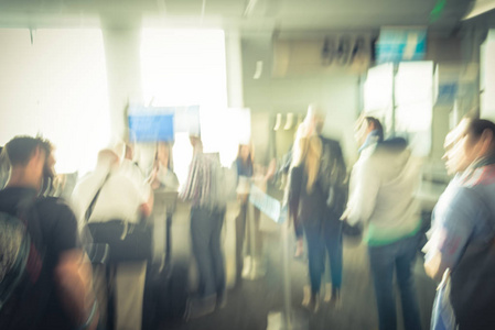 在达拉斯沃思堡机场的最后一门甲板上的乘客排队模糊。抽象人站在等待与行李在喷气机桥前飞机