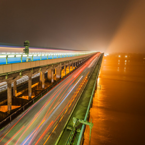 在基辅在夜雾中的地铁桥