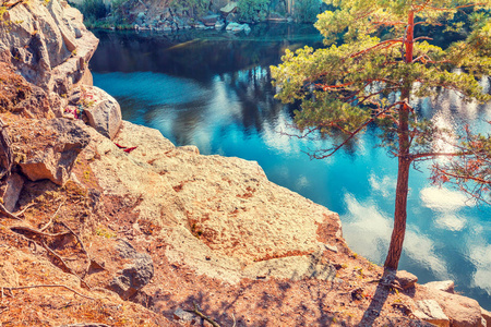 秋天美丽的湖与岩石海岸图片