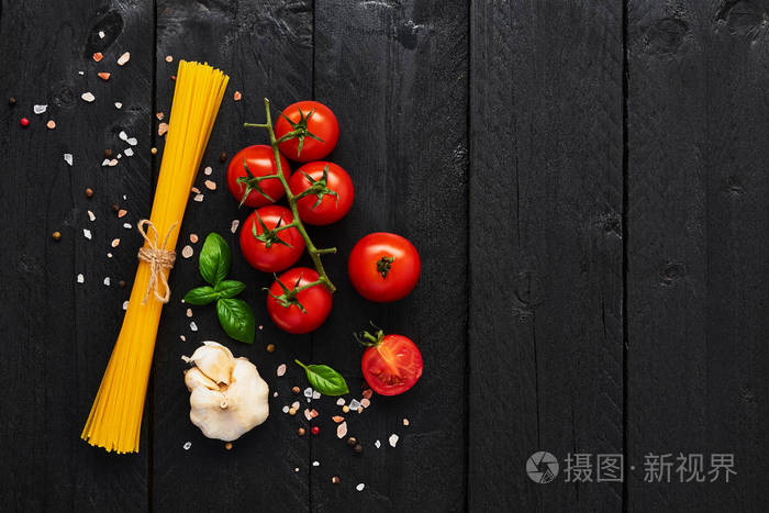 美食背景, 意大利菜配意大利面, 西红柿, 大蒜, 罗勒和喜马拉雅盐.