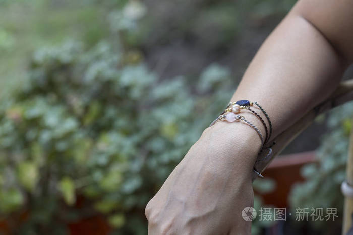 女性手腕与小饰品休息