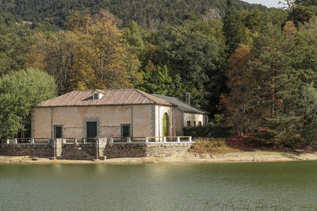 金塔尼利亚 de 圣伊尔德丰索的房子和湖泊, 塞戈维亚, 西班牙在一个秋季晴朗的日子