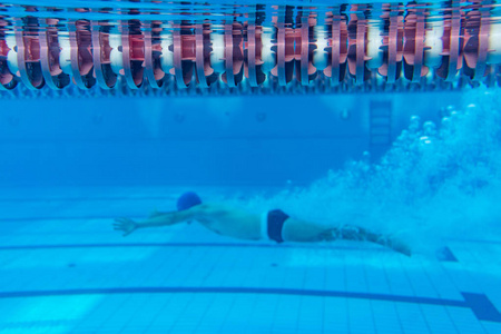 泳池游泳运动员运动的水下图片图片