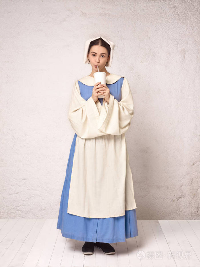 中世纪妇女穿紧身衣和帽子的历史服装