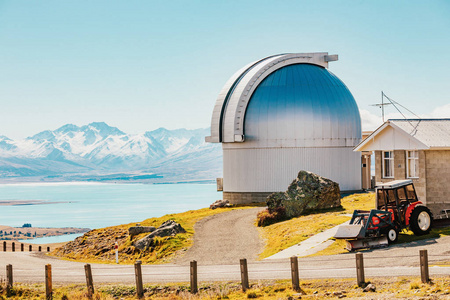特卡波湖南阿尔卑斯山山谷附近的秋季约翰山圣约翰天文台
