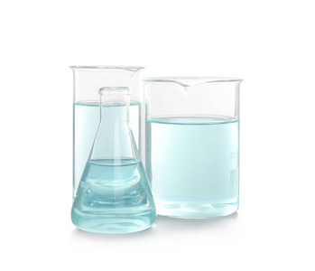 白色背景液体的实验室玻璃器皿。化学分析