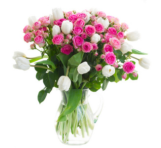 束鲜粉红色玫瑰花和白色的郁金香