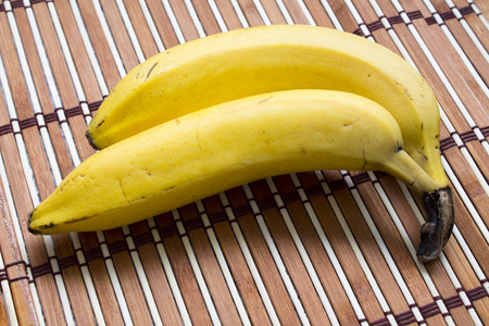 桌子上的香蕉