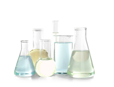 白色背景液体的实验室玻璃器皿。化学分析