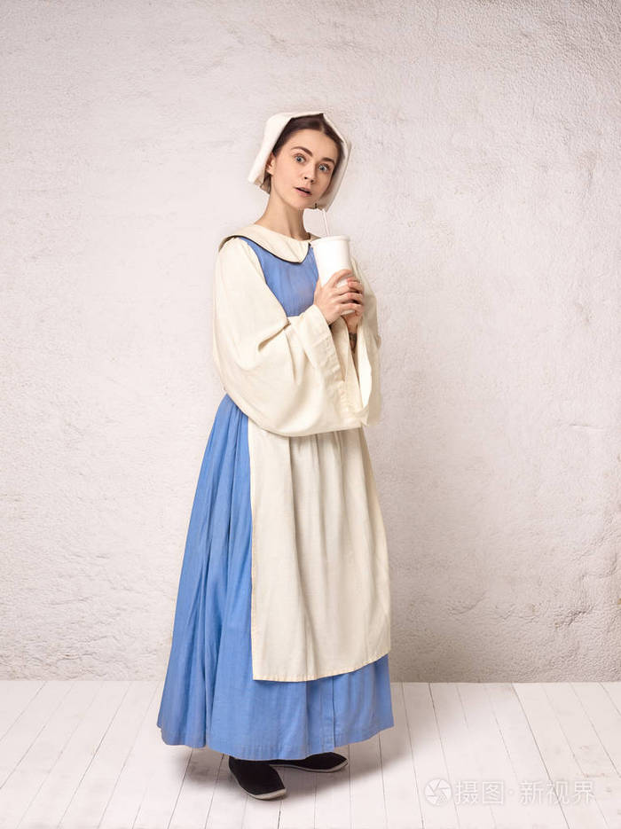 中世纪妇女穿紧身衣和帽子的历史服装