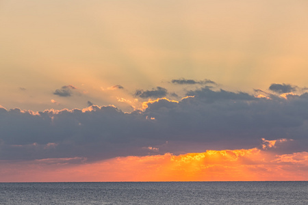 在海上日出