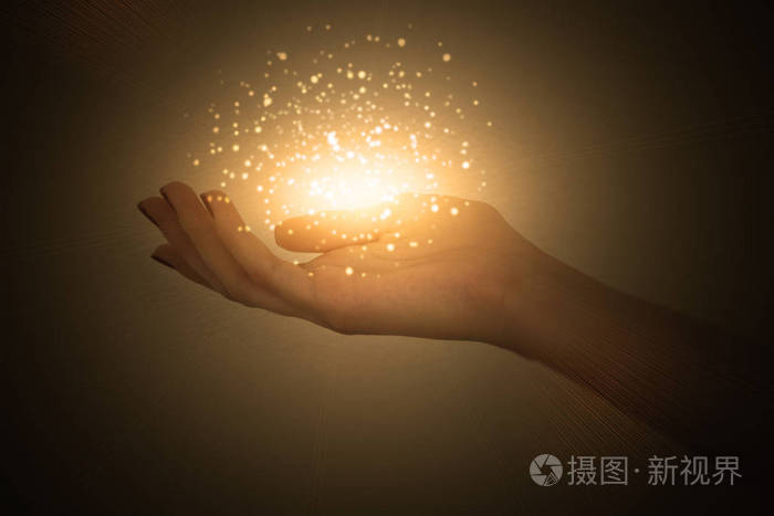 女人手掌上的魔力粒子从女性手中散发出的神奇能量流