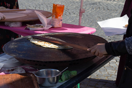 在德国南部一个阳光明媚的春天假期, 在土耳其街头市场上吃煎饼