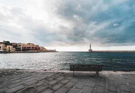 全景威尼斯港湾海滨和哈尼亚在日落时，希腊克里特岛的老港口的灯塔