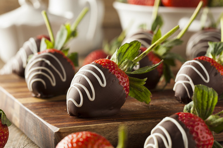 自制的巧克力蘸草莓