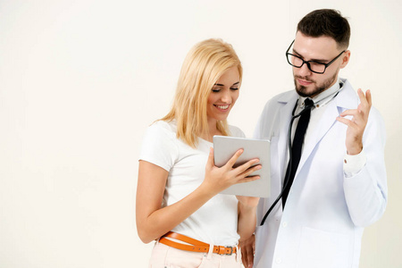 男性医生和女性病人看平板电脑的健康数据记录。医疗和医疗服务