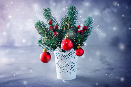 圣诞节背景与圣诞冷杉树枝和装饰品在雪地里的气氛。圣诞问候明信片。色调, 雪效果