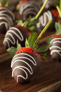 自制的巧克力蘸草莓