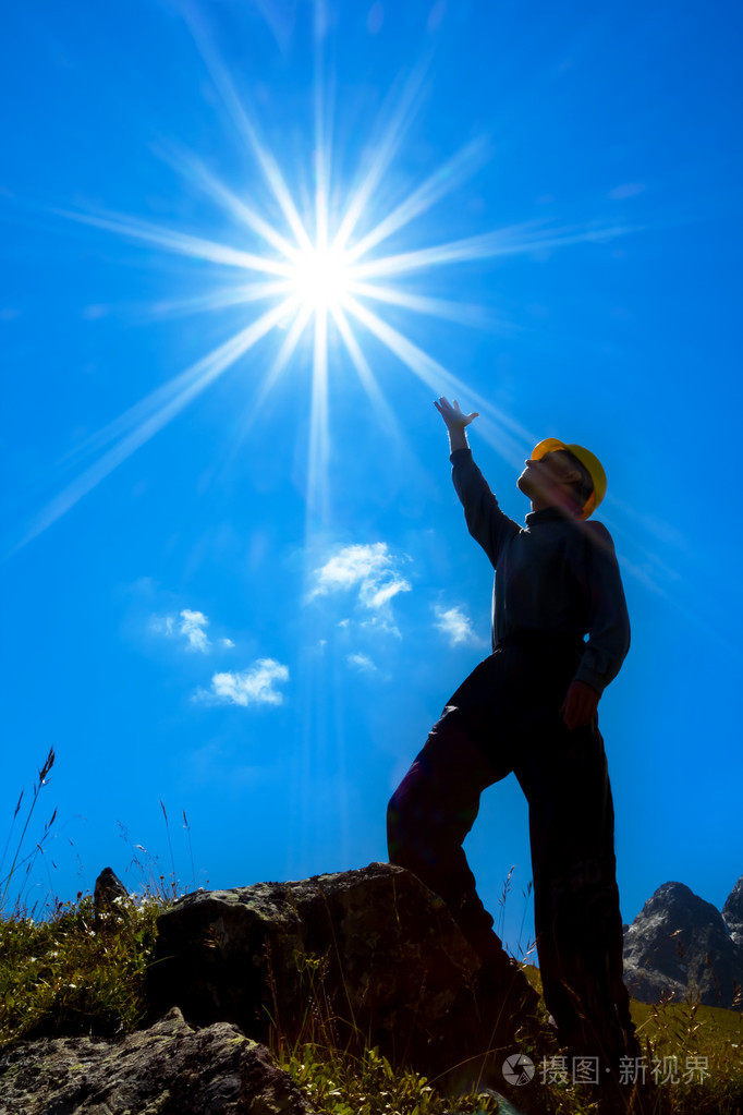 男人身影在闪耀的阳光下