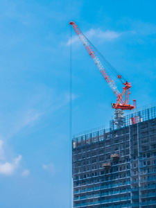 建筑外观与天空背景下的起重机建筑