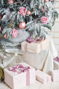 圣诞树在冬季室内的照相馆, 卧室, 新年花卉装饰。球, 礼物, 圣诞玩具