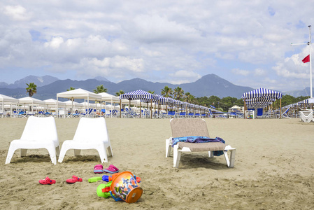 海滩与游戏为孩子在前景。在背景 Apuan 阿尔卑斯, 托斯卡纳, 意大利