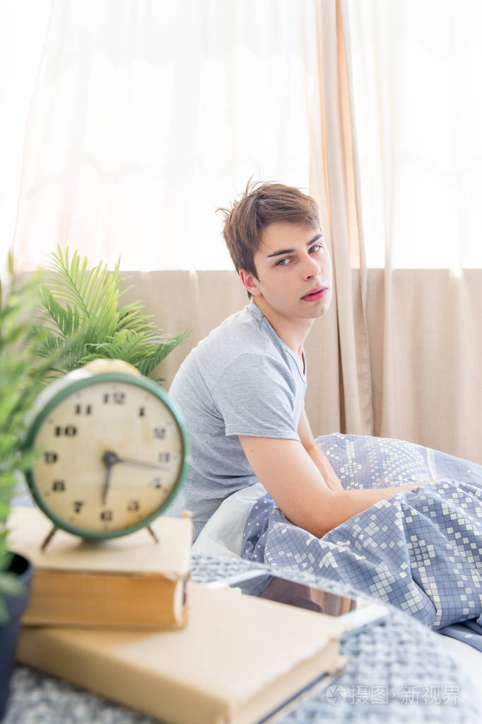 早晨一个年轻人在床上醒来
