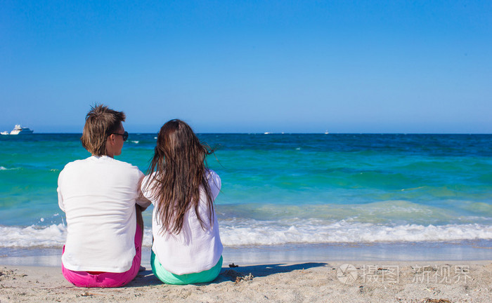 幸福的家庭，在白色的沙滩，热带假期