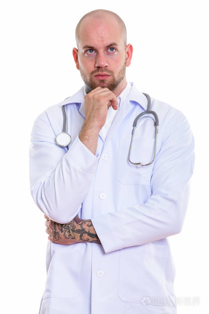 工作室拍摄的年轻秃头肌肉男医生