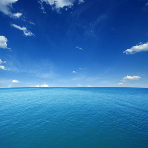 蓝色的大海水表面图片