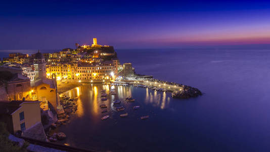 日落场面在 Vernazza 的海海岸附近, 五渔村。意大利