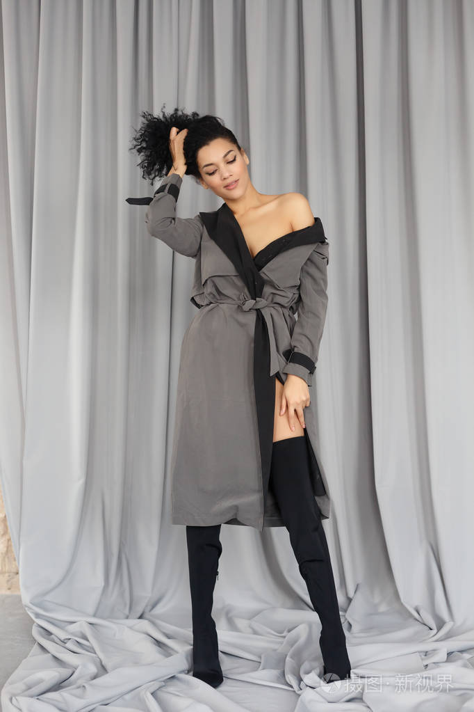 幸福安详年轻女人美丽橄榄色的皮肤和卷曲的头发理想的皮肤和棕色的