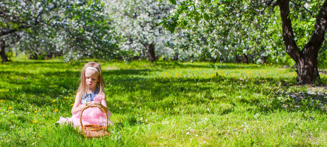 可爱的小女孩在朵朵苹果树木园在就可以玩得开心